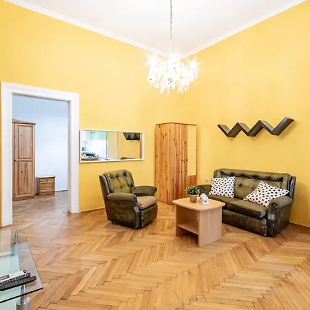 - Large - Simple * Budapest