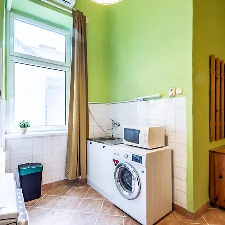 - Large - Simple * Budapeszt