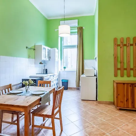 - Large - Simple Apartment *