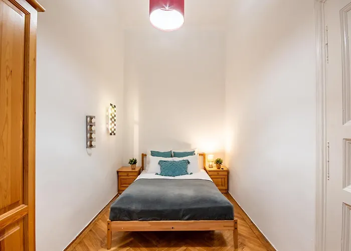 - Large - Simple Budapesta