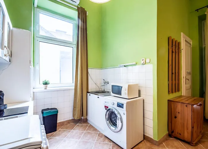 - Large - Simple * Budapest