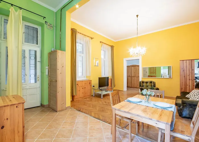 - Large - Simple Apartament