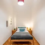 - Large - Simple Boedapest