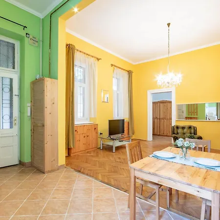- Large - Simple Apartament
